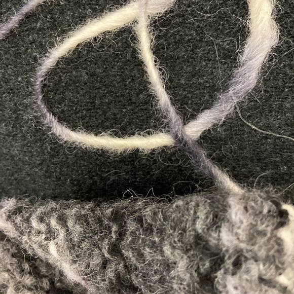 Made in Canada 🍁 ribbons of yarn and chunky collar and cuffs - Picture 4 of 9